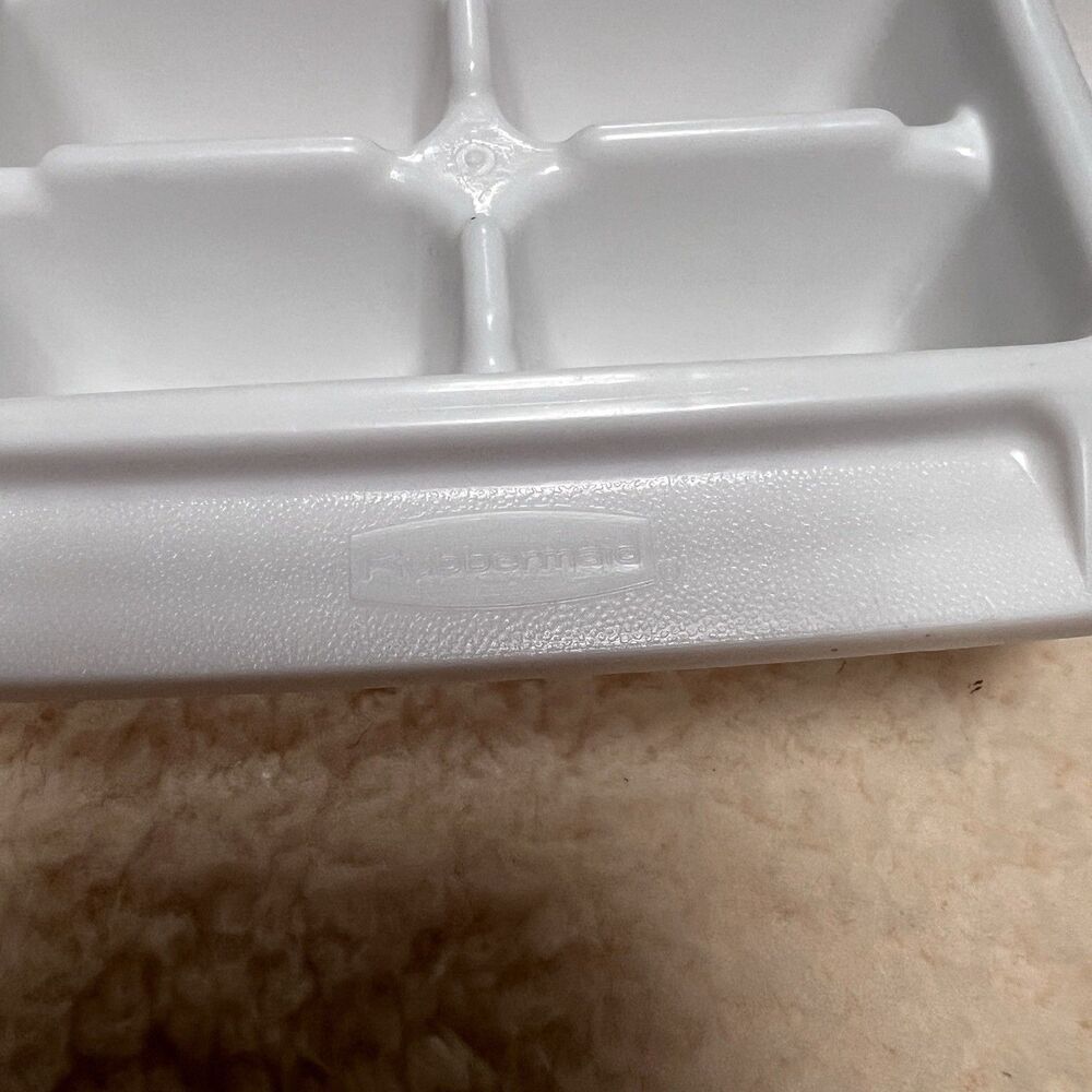 2 Plastic Ice Cube Trays 2 Rubbermaid #2867